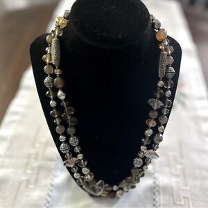 Elegant Beaded Necklace neutral colors - beautiful on 🩷